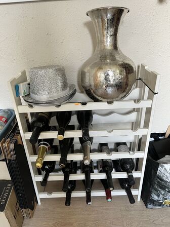Vinholder m. Indhold, vogn m. Indhold, kuffert mm.
