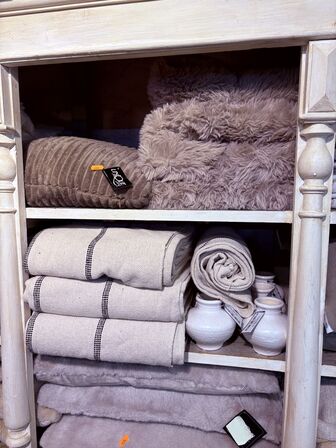 Indhold af reol - Puder, tæpper mm.