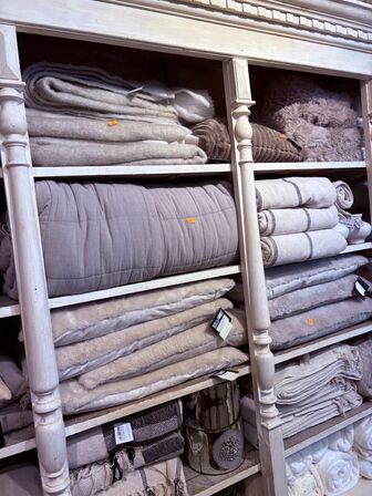 Indhold af reol - Puder, tæpper mm.