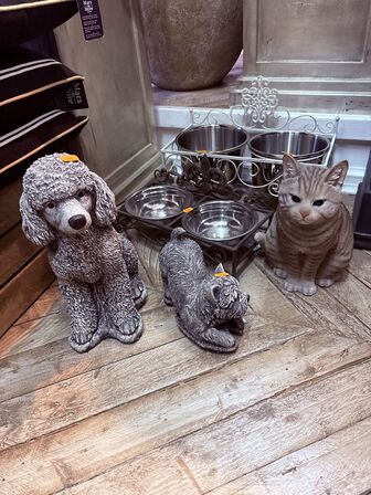 Skulptur af hunde og kat inkl. Hundeskåle