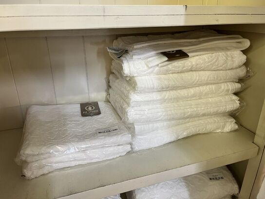 Indhold af reol - tæpper, morgenkåber mm.