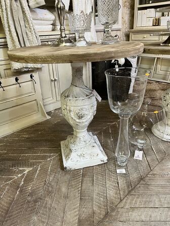 Rundt bord 76x78 cm.