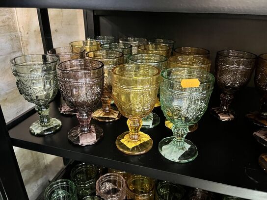 Blandet vinglas og vandglas