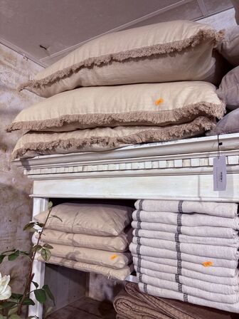 Indhold af reol - Puder, tæpper, lys mm.