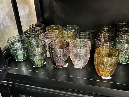 Blandet vinglas og vandglas