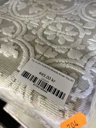 Indhold af reol - tæpper, morgenkåber mm.