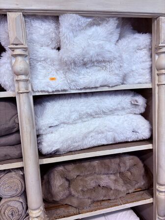 Indhold af reol - Puder, tæpper mm.