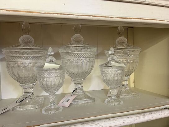 Indhold af reol - tæpper, morgenkåber mm.