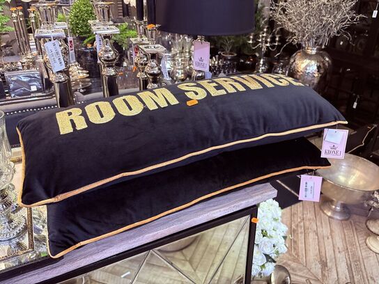 Bordlampe i krom inkl. Lysestager og puder