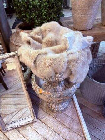 Div. Potter, vaser og spejl.