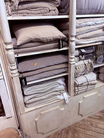 Indhold af reol - Puder, tæpper mm.