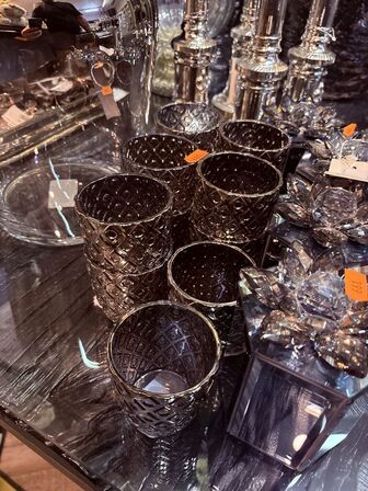 Smykkeskrin, lysestager mm.