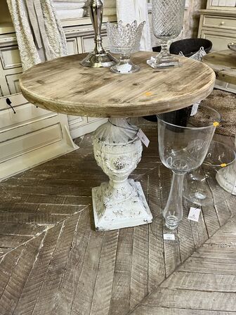 Rundt bord 76x78 cm.