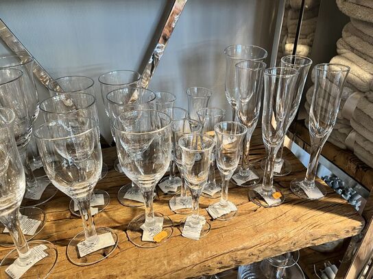 Div. Vinglas m. 4 stk. Karafler 