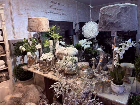 Div. Lysestager, blomster, dekorationer mm.