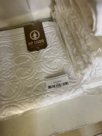 Indhold af reol - tæpper, morgenkåber mm.