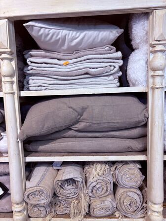 Indhold af reol - Puder, tæpper mm.