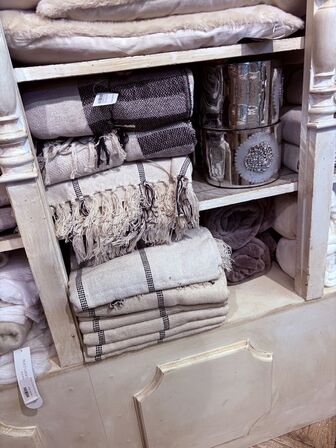 Indhold af reol - Puder, tæpper mm.