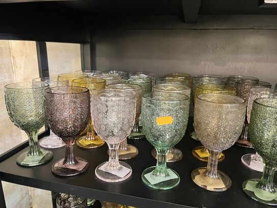 Blandet vinglas og vandglas