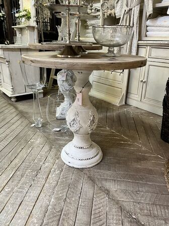 Rundt bord 76x78 cm.