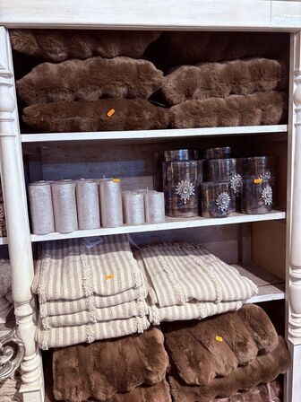 Indhold af reol - Puder, tæpper, lys mm.