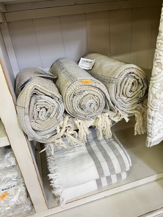 Indhold af reol - tæpper, morgenkåber mm.