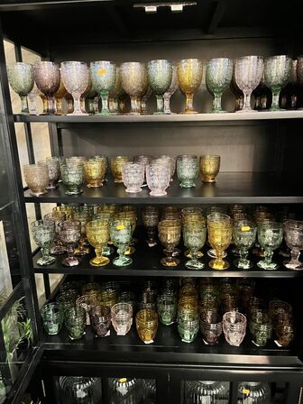 Blandet vinglas og vandglas