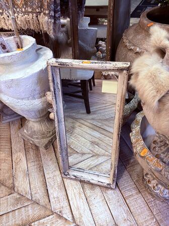 Div. Potter, vaser og spejl.