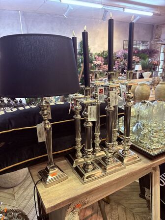 Bordlampe i krom inkl. Lysestager og puder