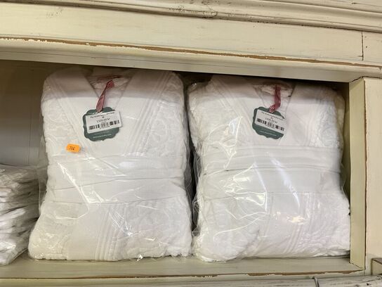 Indhold af reol - tæpper, morgenkåber mm.