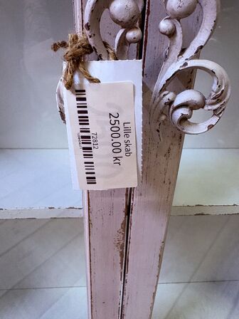 Vægskab i hvid træ