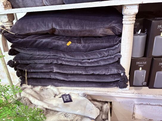 Indhold af reol - Puder, tæpper, lys mm.