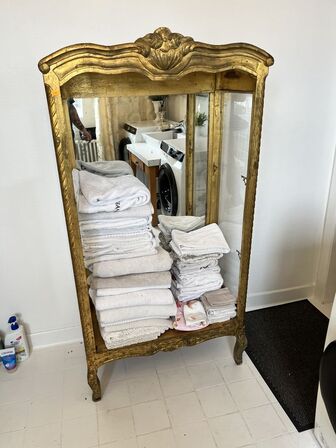 Skab m. Indhold 150x80x42 cm.