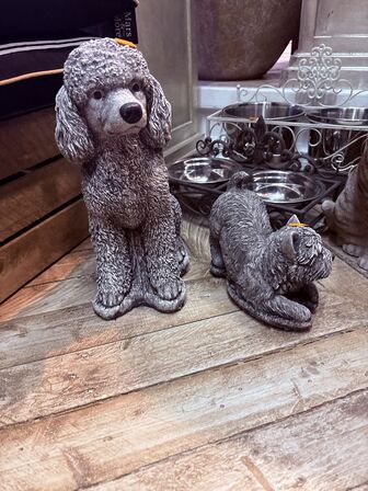 Skulptur af hunde og kat inkl. Hundeskåle