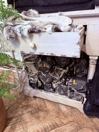 Indhold af reol - Puder, tæpper, lys mm.