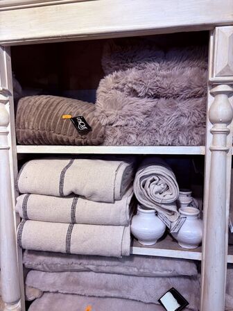 Indhold af reol - Puder, tæpper mm.