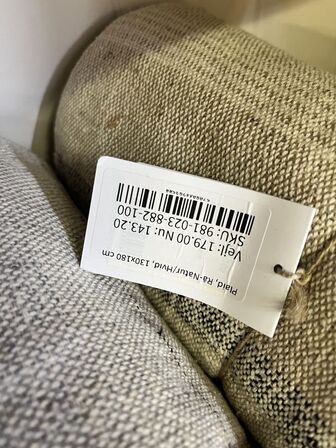 Indhold af reol - tæpper, morgenkåber mm.