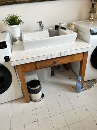 Håndvask m. Bord 93x60x69 cm.