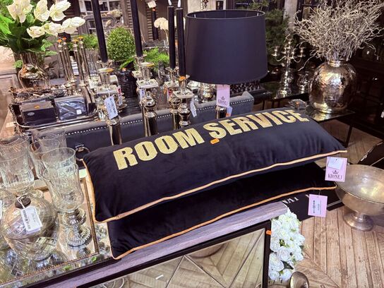 Bordlampe i krom inkl. Lysestager og puder