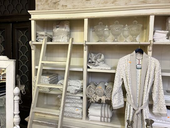 Indhold af reol - tæpper, morgenkåber mm.