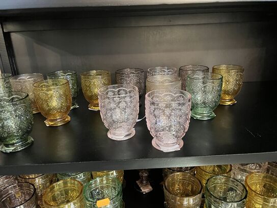 Blandet vinglas og vandglas