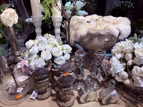 Div. Lysestager, blomster, dekorationer mm.