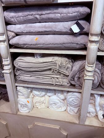 Indhold af reol - Puder, tæpper mm.