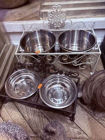 Skulptur af hunde og kat inkl. Hundeskåle