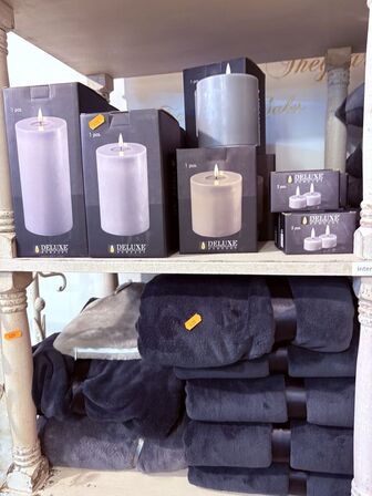 Indhold af reol - Puder, tæpper, lys mm.