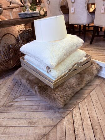 Bakker, puder og lampeskærm.