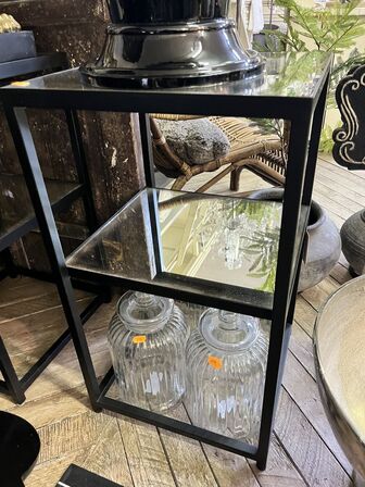 2 stk. Side borde u. Indhold 70x50x50 cm.