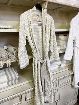 Indhold af reol - tæpper, morgenkåber mm.