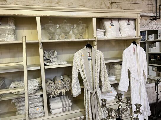 Indhold af reol - tæpper, morgenkåber mm.