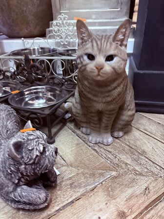 Skulptur af hunde og kat inkl. Hundeskåle